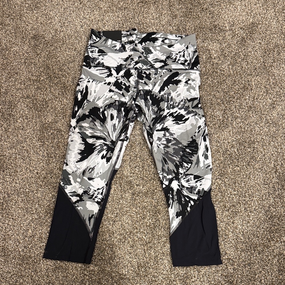 Under Armor LG Black and Gray Compression Mid Rise Crop Leggings NEW with Tags